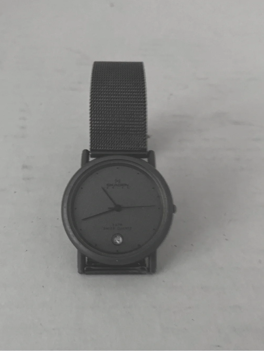Skagen Unisex Minimalist Gunmetal Case/Mesh Band Watch. Calendar and a 2nd Hand.